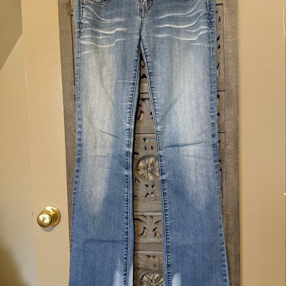 Light Wash - Distressed Ladies Jeans - Picture 5 of 6